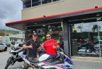 CLIENTE ERALDO RECEBENDO SUA MOTO