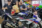 CLIENTES JOSÉ E ISA BORK RECEBENDO SUA MOTO