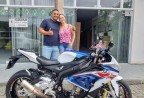 CLIENTES EVANDRO E ANA PAULA RECEBENDO SUA MOTO