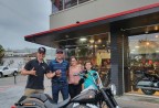 CLIENTE DOUGLAS RECEBENDO SUA MOTO