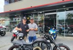 CLIENTE MARCIO RECEBENDO SUA MOTO