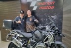 CLIENTE FAUSTO RECEBENDO SUA MOTO