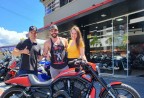 CLIENTES ALEXANDRE E ANA RECEBENDO SUA MOTO