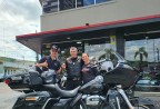 CLIENTES LUIZ E ELIANE RECEBENDO SUA MOTO