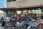 CLIENTE GISLAINE E JULIANO RECEBENDO SUA MOTO