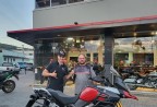 CLIENTE VALDIR RECEBENDO SUA MOTO