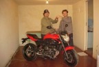 Cliente recebendo sua moto