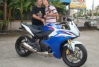 Cliente recebendo sua moto.