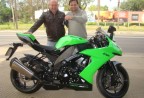 Cliente recebendo sua moto.