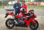 Cliente recebendo sua moto.