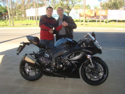 Cliente recebendo sua moto.