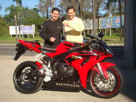 Cliente recebendo sua moto.