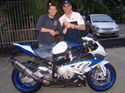 Cliente recebendo sua moto.