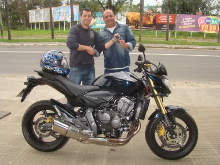 Cliente recebendo sua moto.