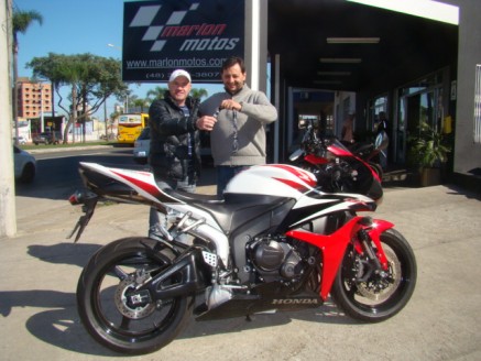 Cliente recebendo sua moto.