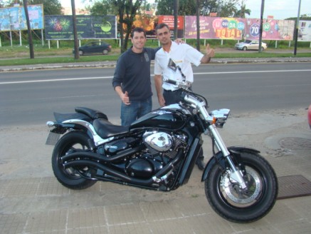 Cliente recebendo sua moto.