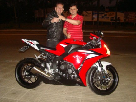 Cliente recebendo sua moto.