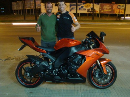 Cliente recebendo sua moto.