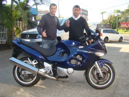 Cliente recebendo sua moto.
