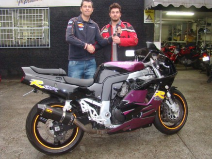 Cliente recebendo sua moto.