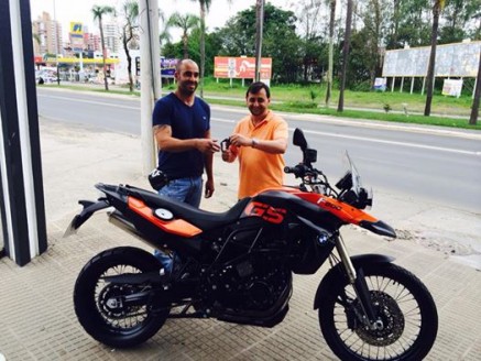 Cliente recebendo sua moto.