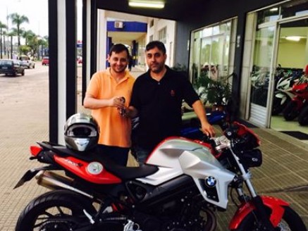 Cliente recebendo sua moto.