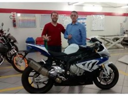 Cliente recebendo sua moto.