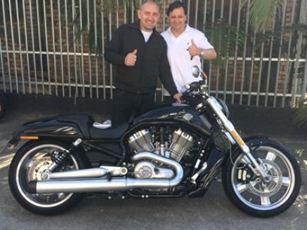 Cliente recebendo sua moto.