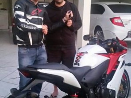 Cliente recebendo sua moto.