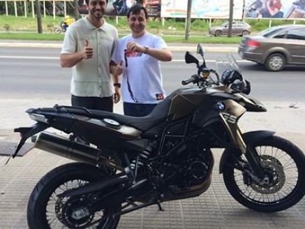 Cliente recebendo sua moto.