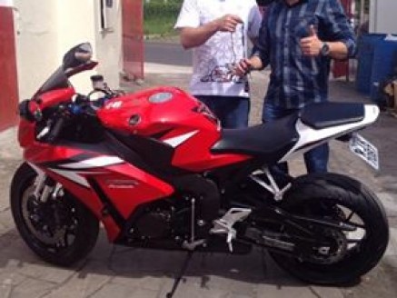 Cliente recebendo sua moto.