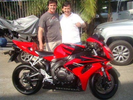 Cliente recebendo sua moto.