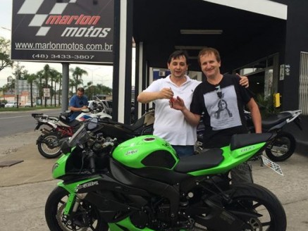 Cliente recebendo sua moto.