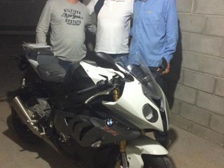 Cliente recebendo sua moto.