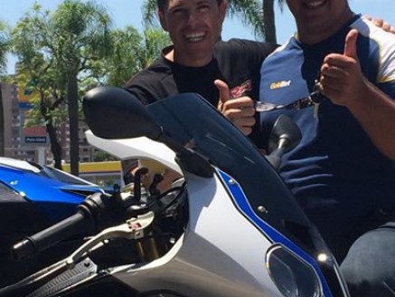 Cliente recebendo sua moto.