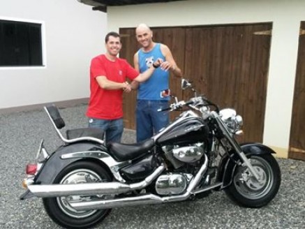 Cliente recebendo sua moto.