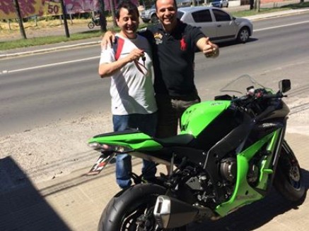 Cliente recebendo sua moto.