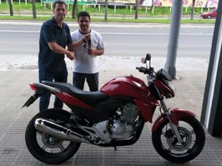 Cliente recebendo sua moto.