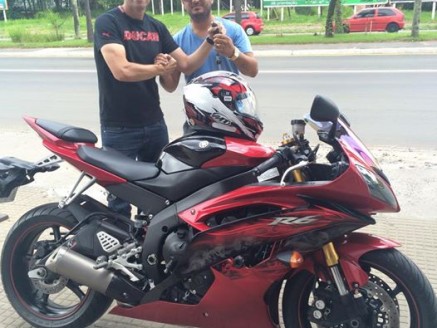Cliente recebendo sua moto.