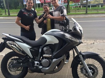 Cliente recebendo sua moto.