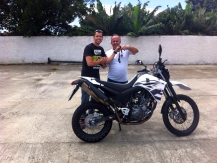 Cliente recebendo sua moto.
