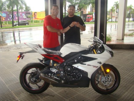 CLIENTE RECEBENDO SUA MOTO.