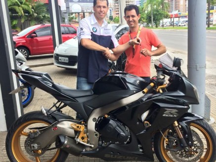 CLIENTE RECEBENDO SUA MOTO.