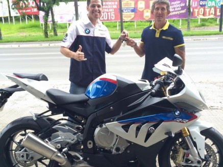 CLIENTE RECEBENDO SUA MOTO.