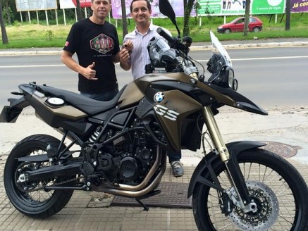 CLIENTE RECEBENDO SUA MOTO.