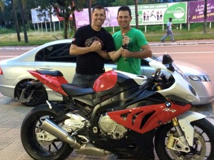 CLIENTE RECEBENDO SUA MOTO.