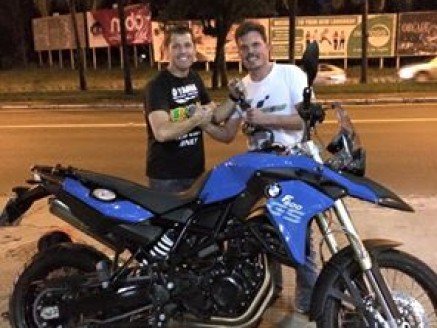 CLIENTE RECEBENDO SUA MOTO.