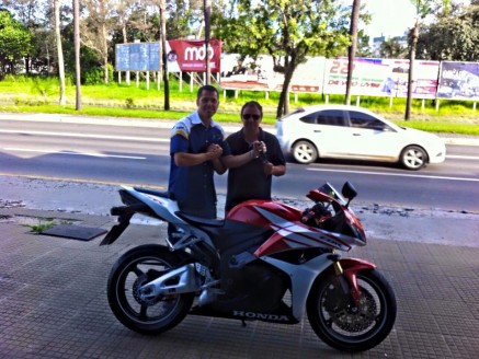 CLIENTE RECEBENDO SUA MOTO.
