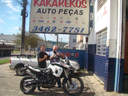 CLIENTE RECEBENDO SUA MOTO.