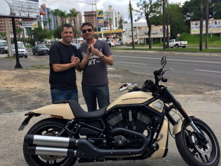 CLIENTE RECEBENDO SUA MOTO.